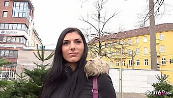 Kristall Amore Face O Plimbare Sălbatică Cu Un Herghelie German Cu Un Penis Mare