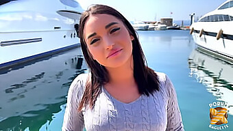 Sarah, Uma Beleza Italiana De 18 Anos, Adora Ficar Safada Na Frente Da Câmera