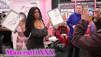 Duke'S Optreden Op De Exxxotica New Jersey Expo In 2017 Met Grote Konten En Natuurlijke Tieten Pornosterren