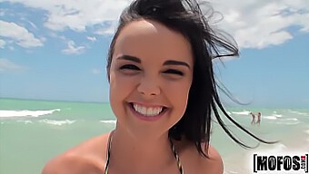 Dillion Harper'S Solo Verkenning Van Anaal Plezier In Een Bikini