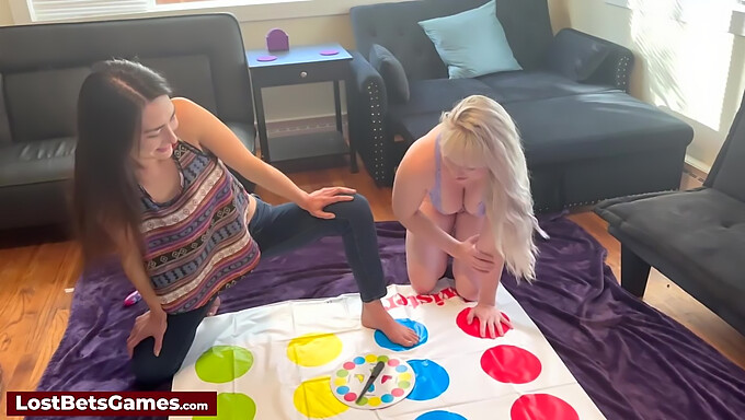 Le Jeu Chaud De Twister Mène À Une Action Lesbienne Avec De Gros Seins Naturels