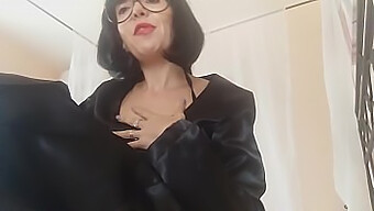 Eine Milf Mit Großem Arsch Genießt Eine Sinnliche Massage Von Ihrem Stiefsohn