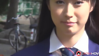 Tomomi Motozawa Gir En Perfekt Blowjob Til Klassekameraten Sin I Skoleuniform.