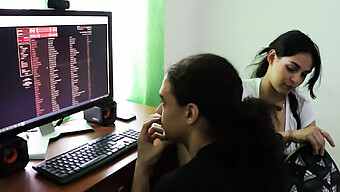 Un Couple Amateur Explore Le Plaisir Au Milieu De Ses Devoirs