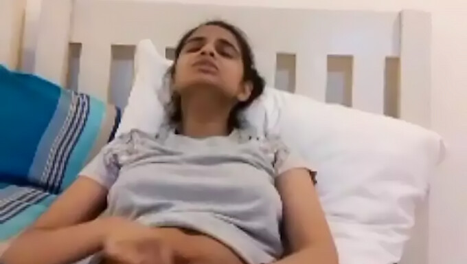 La Chica De Sri Lanka Se Complace En La Webcam Con Un Consolador Y Un Vibrador