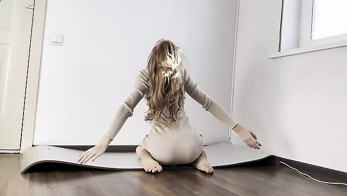 La Belle Culotte De La Déesse Exposée Dans Une Vidéo De Yoga Softcore