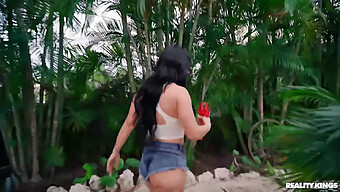 Las Habilidades Orales Y De Masturbación De Jennifer White En Un Video Caliente