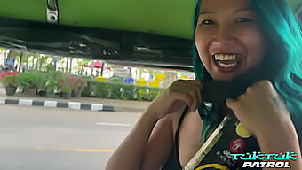 Kecantikan Thai Yang Terangsang Memberikan Deepthroat Yang Penuh Gairah Kepada Zakar Putih Besar Milik Orang Asing Yang Baru Ditemuinya.