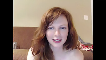 Une Adorable Rousse De 18 Ans Est Capturée Sur Webcam.