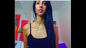 Un Superbe Cul Se Fait Baiser Par Un Gode Anal En Webcam