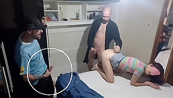 Coppia Amatoriale Gode Di Un Trio Con Una Moglie Bendata E Un Amico