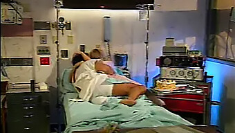 Infirmière De Nuit Satisfait Ses Envies Sexuelles En 1995