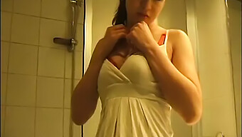 Amatööri Brunette Cam Tyttö Dominika Osoittaa Pois Hänen Ajeltu Pillua Kotitekoinen Video