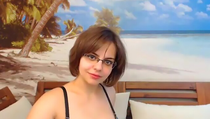 Latina Amateur Con Grandes Tetas En Gafas Se Desnuda