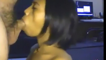 Asiatische Süße Gibt Einen Blowjob In Hausgemachtem Video