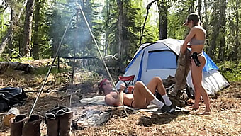 Cuplu Bisexual Merge La Camping Nud În Sălbăticia Din Alaska