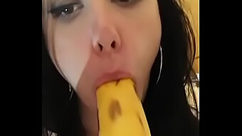 Junge Hausgemachte Schlampe Beim Lüsternen Blowjob Mit Banane