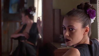 Alyssa Milano Și Lily Într-O Scenă De Sărut Seducător