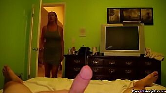 Femme Mature Excitée Se Masturbant En Regardant Un Jeune Homme