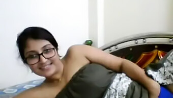 A Exibição Softcore De Julie Bhabhi De Suas Curvas Voluptuosas Na Webcam