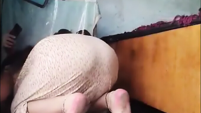 Madrasta Madura Com Bunda Grande Limpa O Chão De Perto Em Vídeo Caseiro