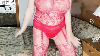 Olgun Milf Mariaold, Bodystockings Içindeki Doğal Varlıklarını Sergiliyor