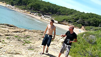 Dos Jóvenes Se Entregan Al Sexo Anal Y Oral Al Aire Libre En La Playa