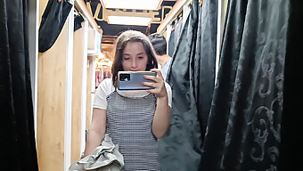 Humillación Pública: Habilidades Orales De Una Adolescente En Una Tienda De Ropa