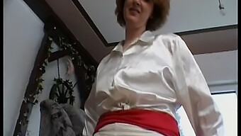 Vintage Milf Gibt Sich Mit Einer Kerze Dem Selbstvergnügen Hin