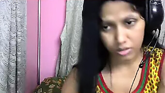 Indian Webcam Model Engages In Filthy Talk At 60 Fps