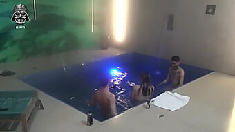 Threesome Amator La Piscină Cu Brunete Și Blonde.