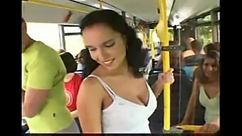 Voyeuristisk Tur Med Busty Milf Laura Lion På En Buss Med Naturlig Tema