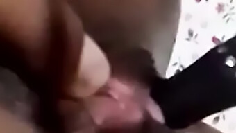 Giovane Asiatica Si Masturba Con Un Dildo Durante Una Videochiamata Con Il Suo Ragazzo