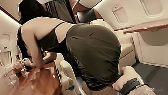 ¡mira A Estas Jóvenes Modelos Femeninas Disfrutar De Besos Sensuales Mientras Están Completamente Desnudas En Un Avión Privado Para La Colección Nudex! ¡te Encantará!