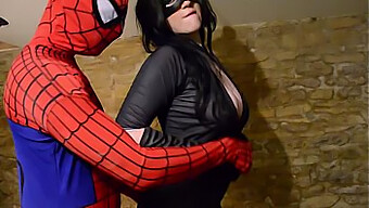 Cosplayer Peituda Dá Oral E Uma Punheta Para O Homem-Aranha