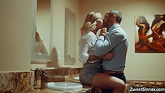 Jessa Rhodes Khám Phá Tình Yêu Của Mình Tại Một Quán Rượu Trong Khu Phố Và Tham Gia Vào Một Cuộc Vui Đam Mê Trong Nhà Vệ Sinh.