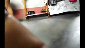 L'Umiliante Abuso Di Una Cameriera Indiana Ripreso In Camera