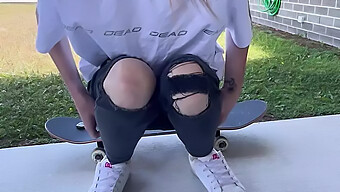 Australisches Skaterluder Gibt Sich Einen Öffentlichen Handjob Mit Tattoos