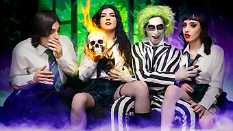 Beetlejuice একটি চতুর্ভুজ সঙ্গে কিছু মজা করার জন্য ফোনে হয়।