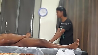 Một Buổi Mát-Xa Kết Thúc Hạnh Phúc Với Một Cú Twist Của Voyeurism