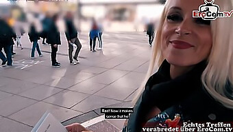 Staršia Nemecká Žena Flirtuje S Cudzími Ľuďmi Na Ulici V Pov