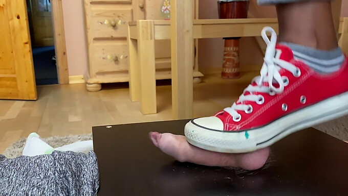 Vrouw In Rode Converse Chucks Vertrapt En Verplettert Ballen