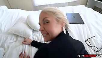 Blond Milf-Stemor Får Sin Trange Fitte Penetrert Av Stesønnen Sin