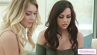 Asistenta Nataliei Star Primește O Plimbare Cu Fața În Jos În Acest Videoclip Lesbian