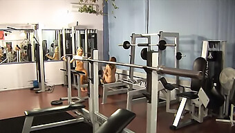 Europäische Nacktmodelle Trainieren Im Fitnessstudio