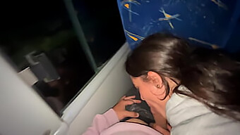 Junge Brünette Engagiert Sich In Öffentlichem Bdsm Bei Einer Busfahrt.