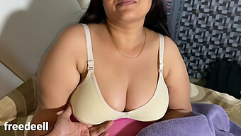 દેશી Milf તેના ભાઈ-બહેનથી કઠોર સવારી મેળવે છે