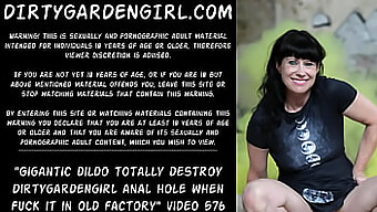 Dirtygardengirl은 인적이 드문 공장에서 대형 딜도로 강렬한 항문 침투를 경험합니다