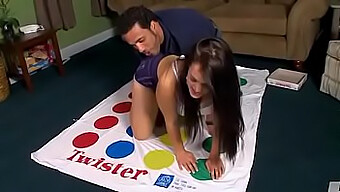 Assista Yaz Se Divertir Com Um Jogo De Twister