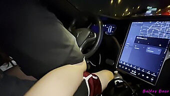 การเผชิญหน้าทางกามารมณ์ของ Bailey Base และ Tinder ใน Tesla